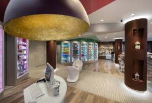Interno farmacia moderna con arredamento rinnovato grazie al credito d’imposta ZES 2025 nel Mezzogiorno