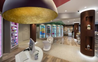 Interno farmacia moderna con arredamento rinnovato grazie al credito d’imposta ZES 2025 nel Mezzogiorno